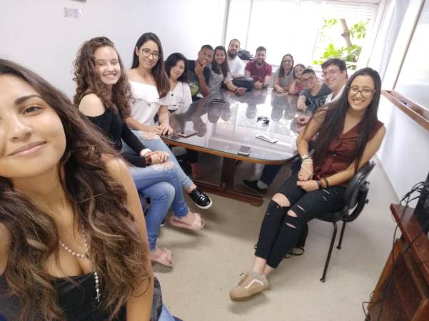 Registro de uma das reuniões realizadas entre os jovens pesquisadores e o professor orientador Pablo: durante o projeto, trabalho em equipe e resolução conjunta de conflitos eram o foco de todos. Foto: Arquivo Pessoal